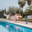 Groupe d'amis profitant de la piscine lors d'une location mobilhome en camping