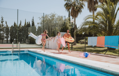 Groupe d'amis profitant de la piscine lors d'une location mobilhome en camping